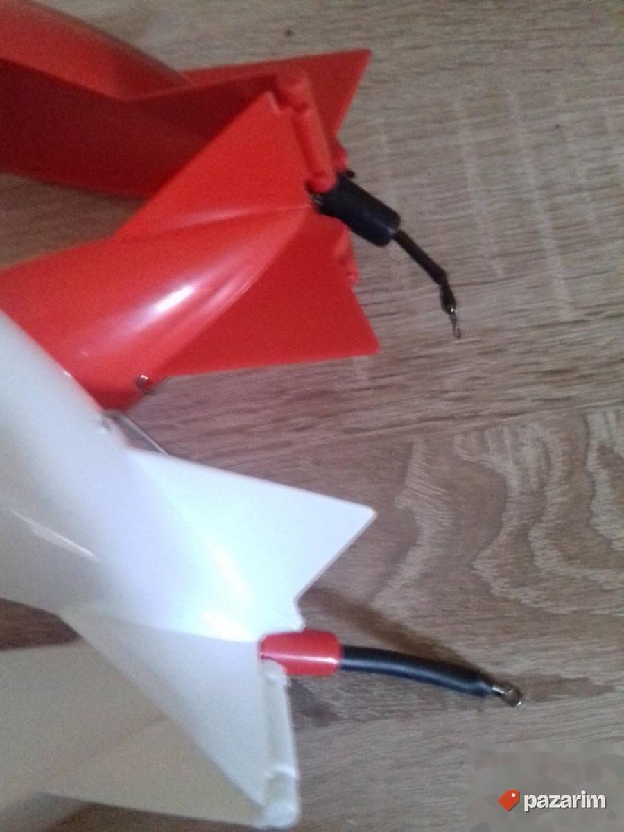 Spomb bele i crvene boje 3
