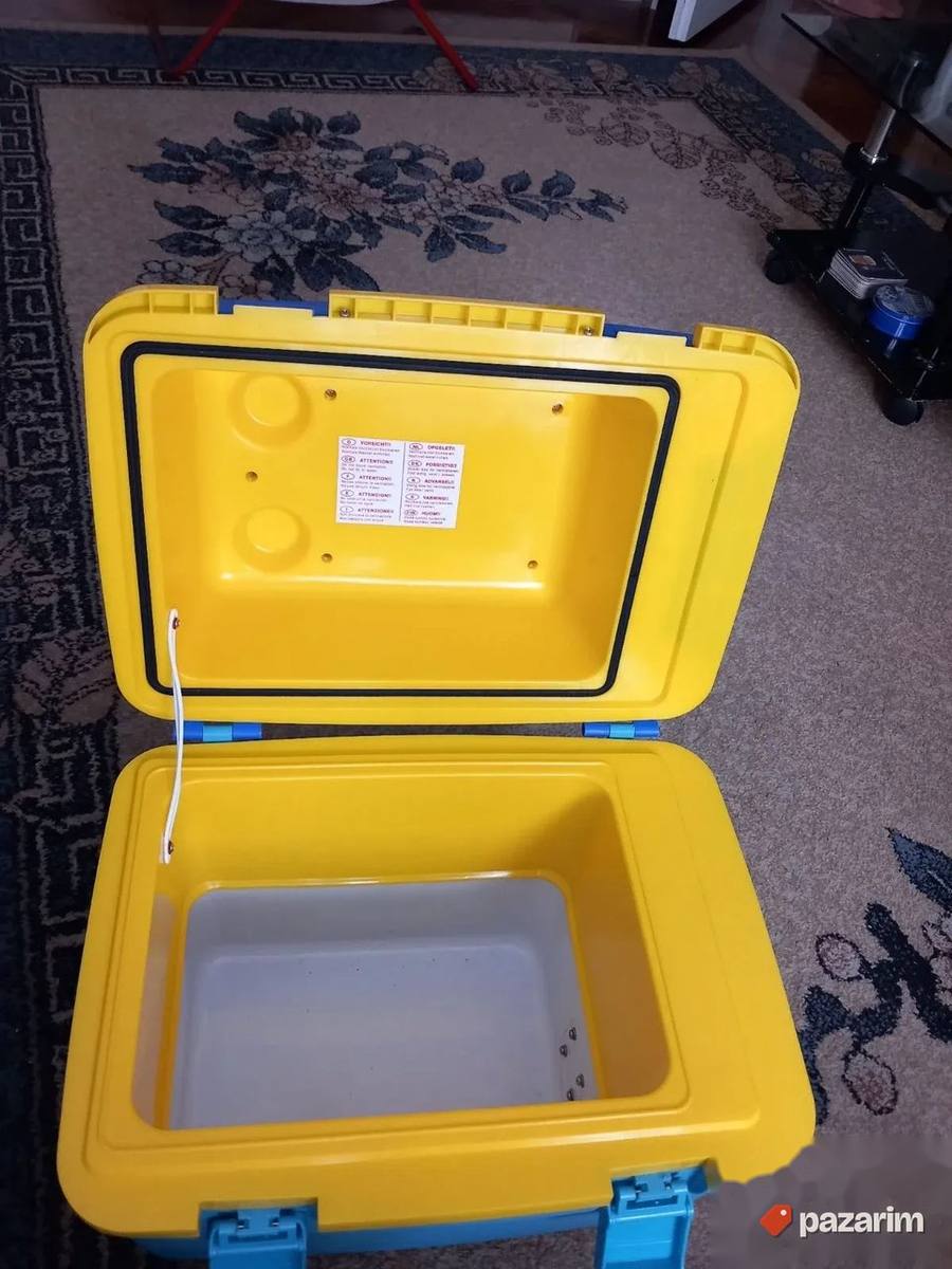 Auto friz 12v greje/hladi nekorisceno 4