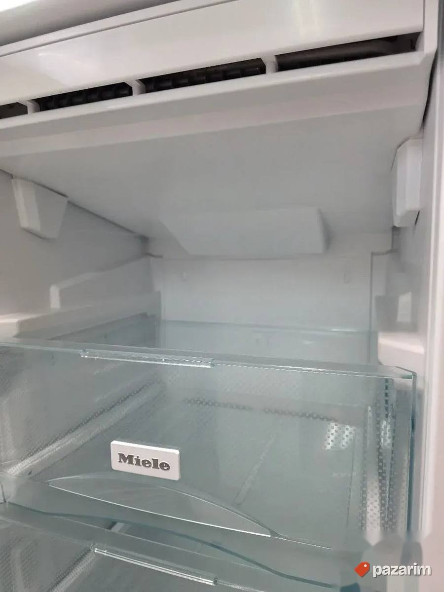 Miele ugradni zamrzivac iz uvoza, kao nov 7