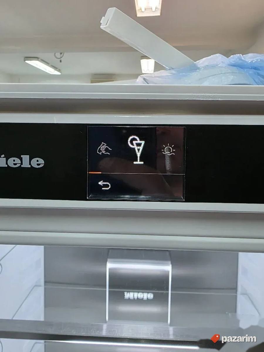 Miele KFN 7774 D uvradni kombinovani frizider 2025god NOVO 7