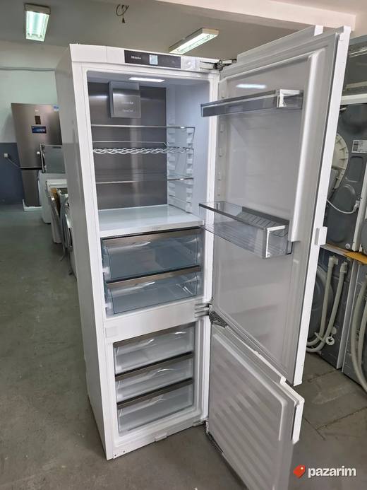 Miele KFN 7744 C ugradni kombinovani frizider NOV