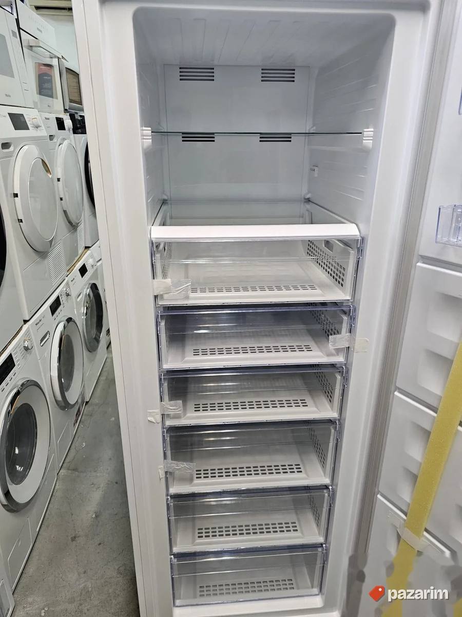 Beko potpuno NOV zamrzivač 420 L 2