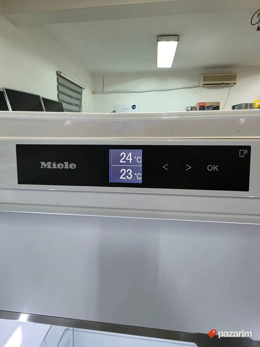 Miele K 7741 F ugradni frižider NOV 8