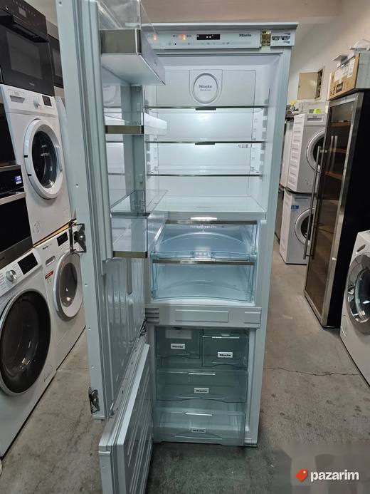 Miele KFN 37692 iDE ugradni kombinovani frižider sa ledomato