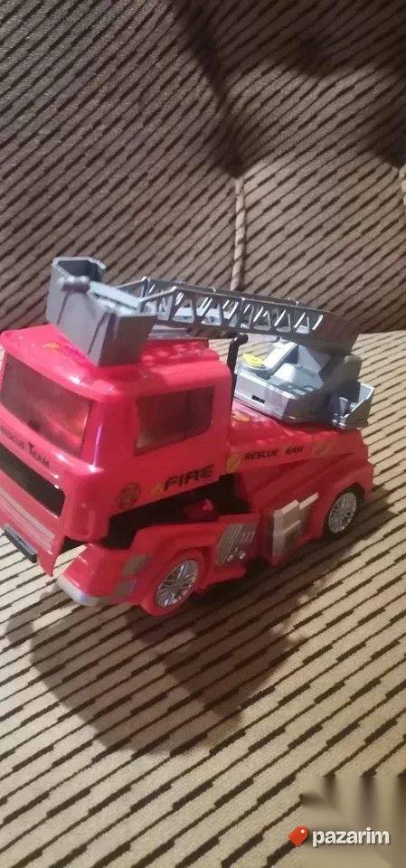 Hit Igracka Transformers Crveni Vatrogasni Kamion Novo 6