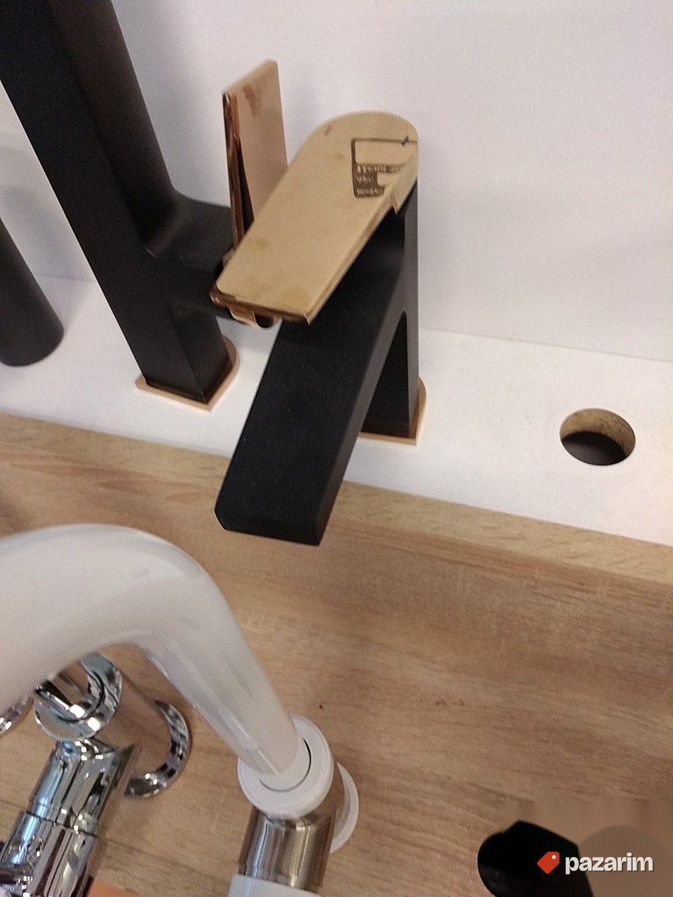 Baterija za lavabo crno zlatna 2
