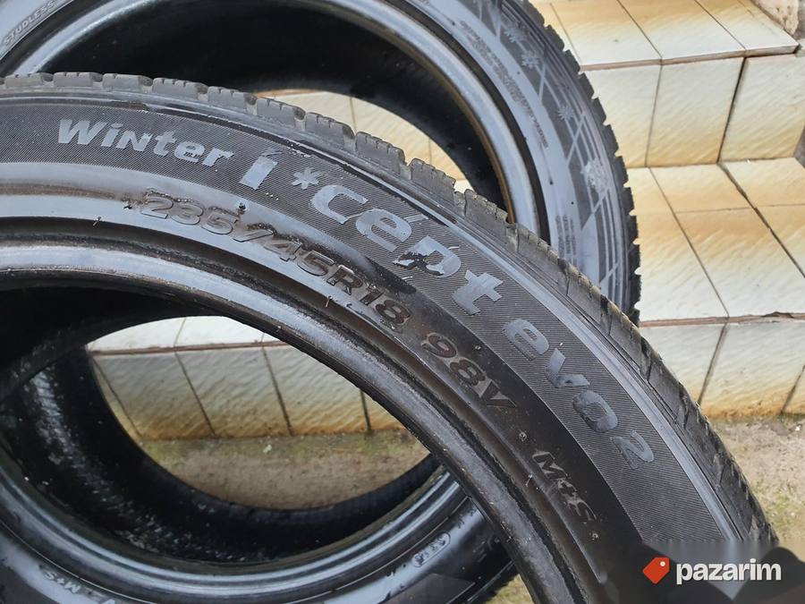 Dve dobre M+S HANKOOK 18 ke 235-45/18 Dot 3315 sa 5,5mm sar 5
