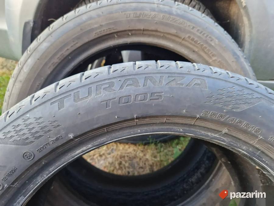 Dve odlicne letnje gume 19 ke BRIDGESTONE 255-45/19 Dot 0420 2