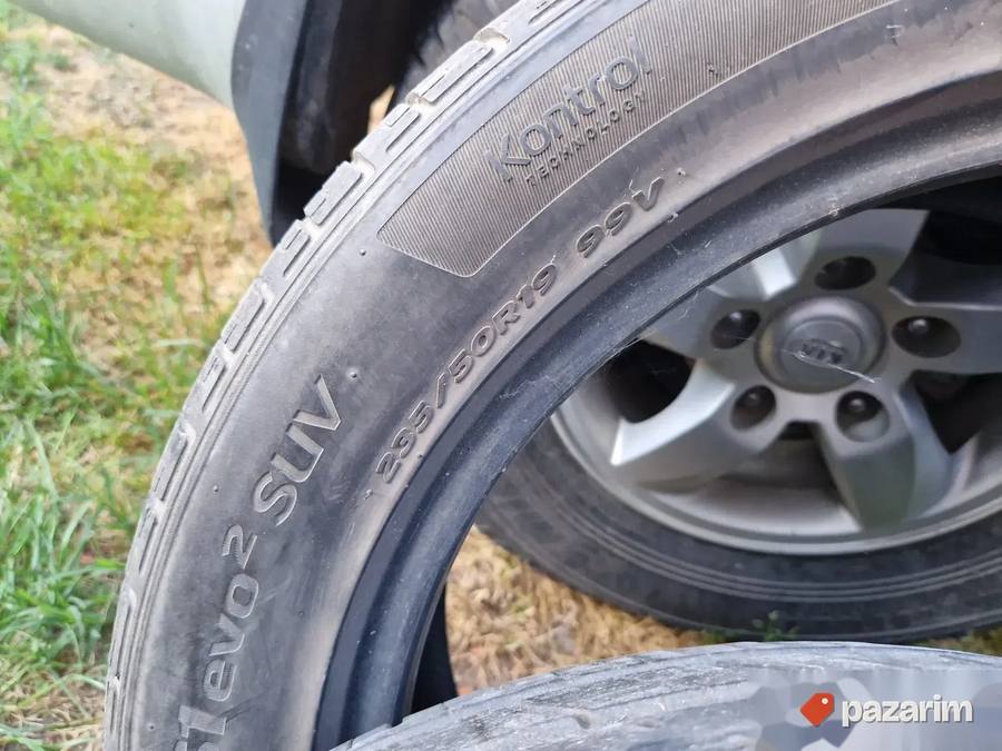 Dve odlicne letnje gume 19 ke HANKOOK 235-50/19 Dot 4817 2