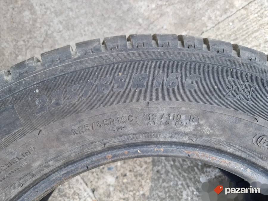 Dve dobre letnje gume 16 C Teretne MICHELIN 225-65/16C Šara 7