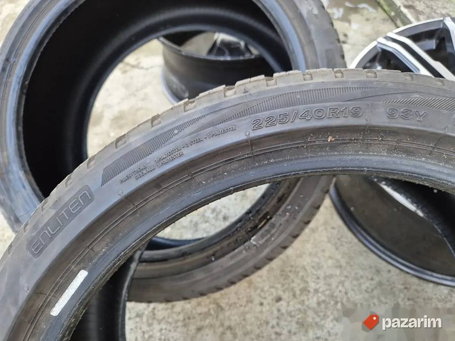 Dve odlične zimske gume 19 ke BRIDGESTONE 225 40 19 sa sarom 5