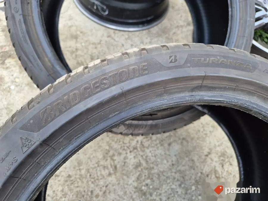 Dve odlične zimske gume 19 ke BRIDGESTONE 225 40 19 sa sarom 6