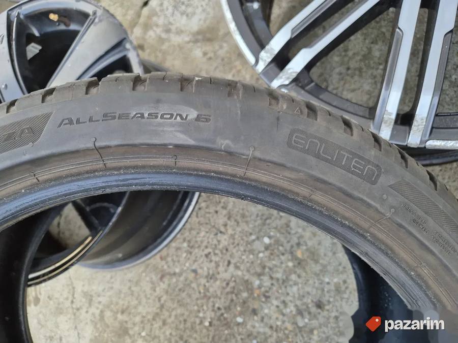 Dve odlične zimske gume 19 ke BRIDGESTONE 225 40 19 sa sarom 7