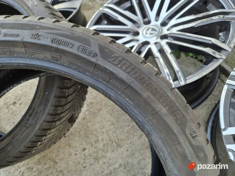 Dve odlične zimske gume 19 ke BRIDGESTONE 225 40 19 sa sarom 8