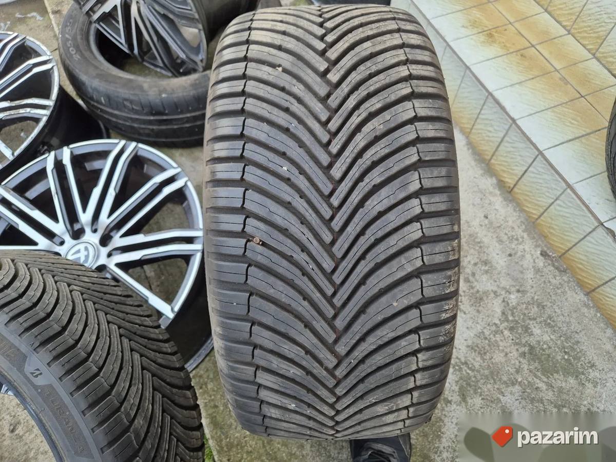 Jedna odlična zimska guma 19 ka BRIDGESTONE 255-35/19 sa sar 1