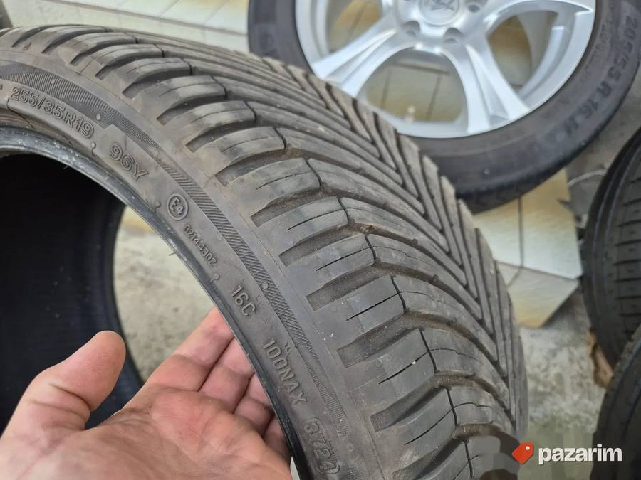Jedna odlična zimska guma 19 ka BRIDGESTONE 255-35/19 sa sar 3