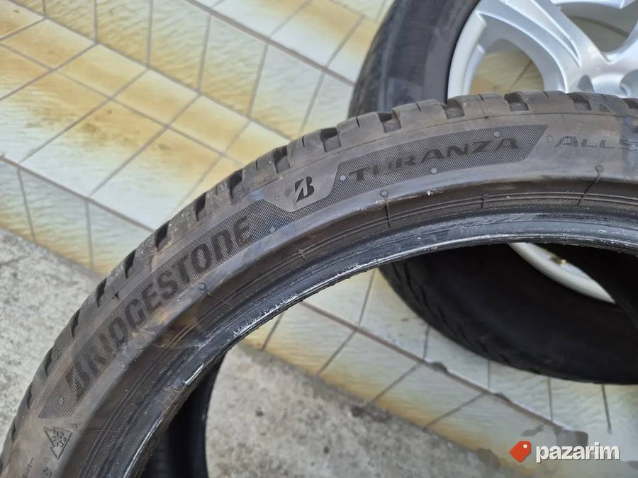 Jedna odlična zimska guma 19 ka BRIDGESTONE 255-35/19 sa sar 4