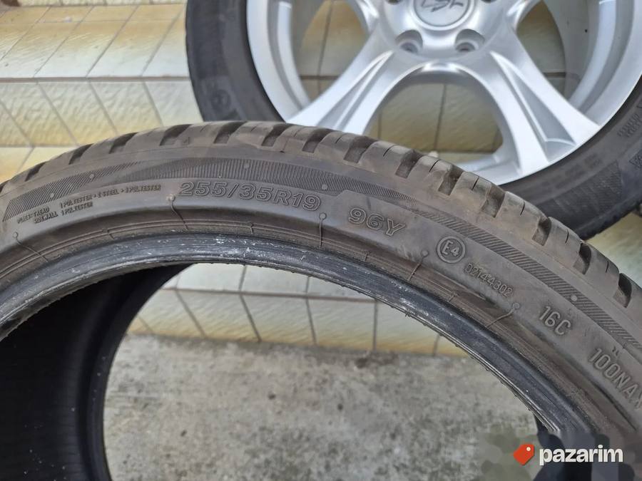 Jedna odlična zimska guma 19 ka BRIDGESTONE 255-35/19 sa sar 5