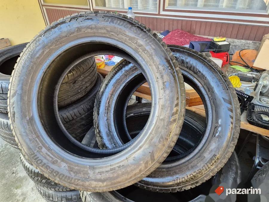 Dve dobre zimske gume 16 ke BRIDGESTONE 195 60 16 sa sarom o 2