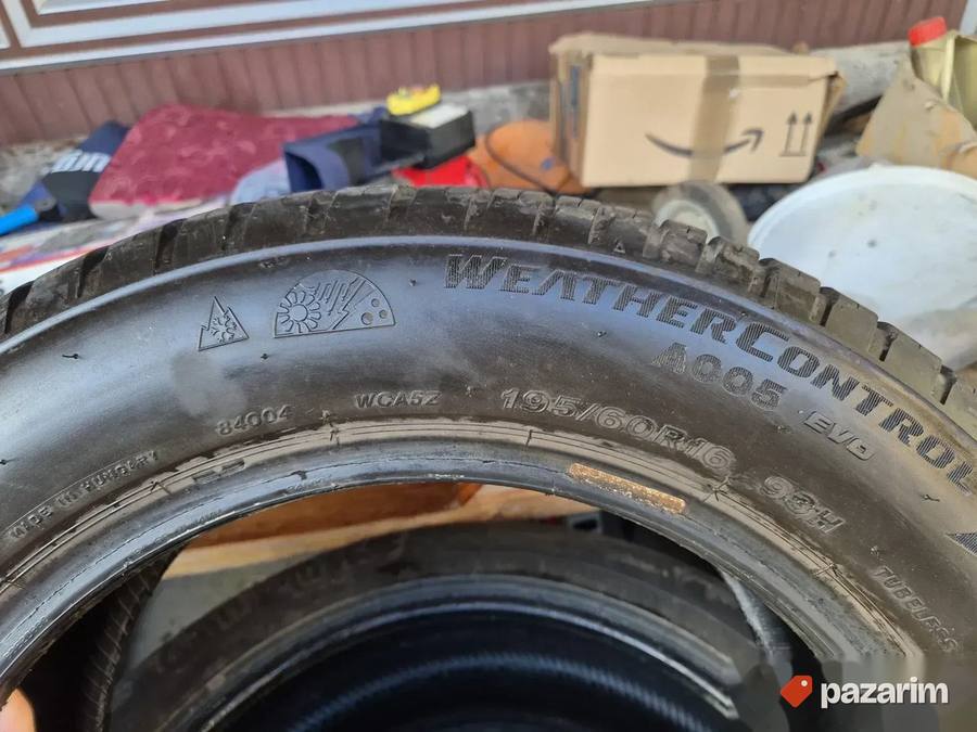 Dve dobre zimske gume 16 ke BRIDGESTONE 195 60 16 sa sarom o 3
