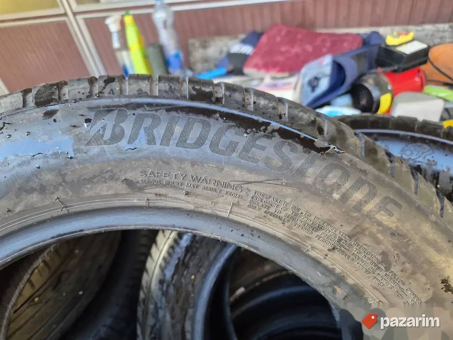 Dve dobre zimske gume 16 ke BRIDGESTONE 195 60 16 sa sarom o 4