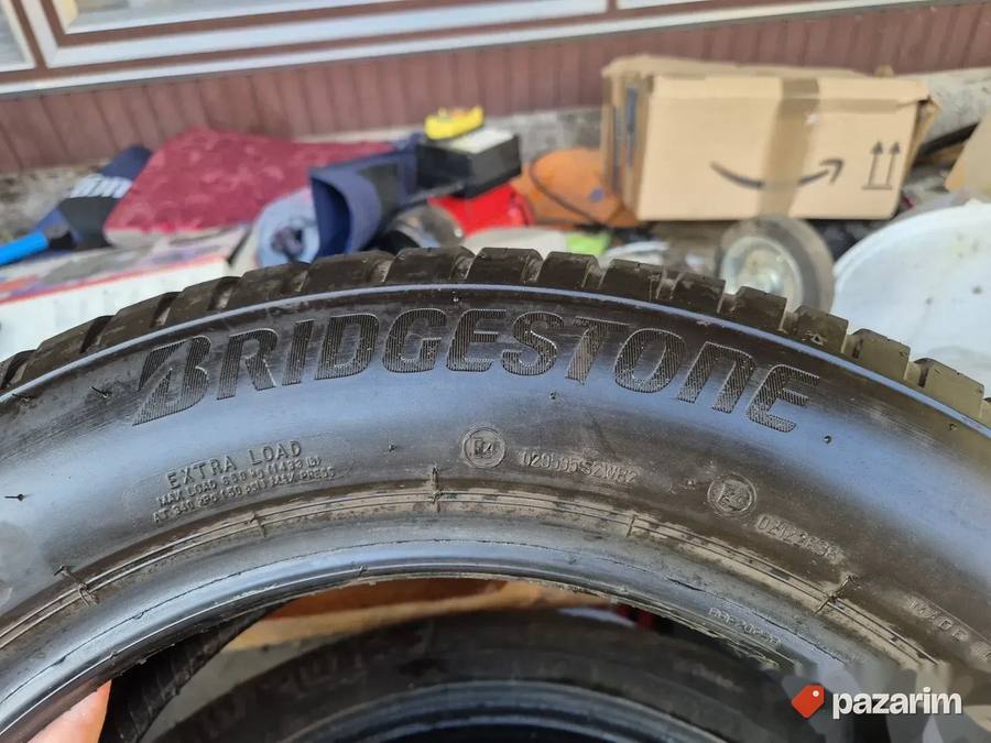 Dve dobre zimske gume 16 ke BRIDGESTONE 195 60 16 sa sarom o 5