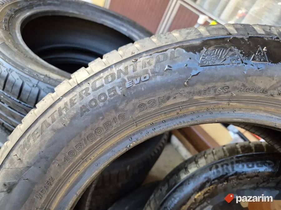 Dve dobre zimske gume 16 ke BRIDGESTONE 195 60 16 sa sarom o 6