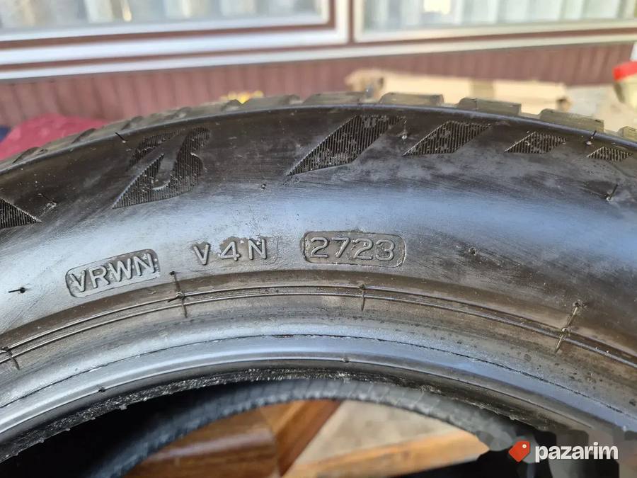 Dve dobre zimske gume 16 ke BRIDGESTONE 195 60 16 sa sarom o 8