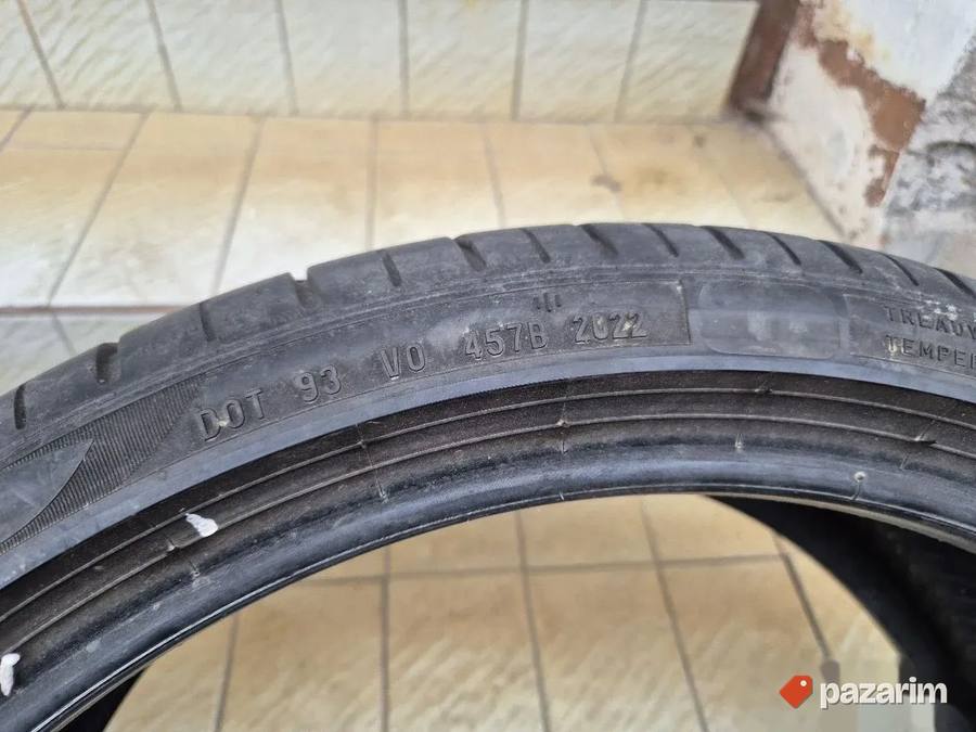 Dve odlicne letnje gume 19 ke PIRELLI 235-35/19 Dot 2022 sa 4