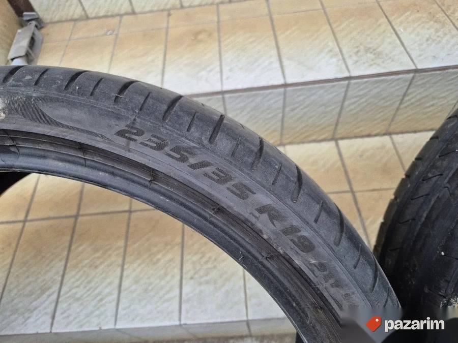 Dve odlicne letnje gume 19 ke PIRELLI 235-35/19 Dot 2022 sa 5