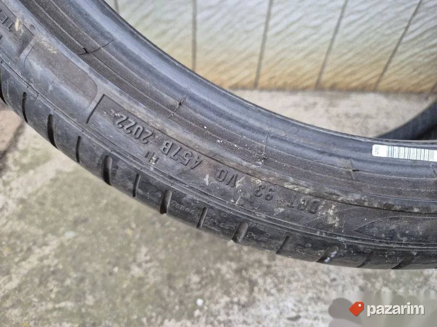 Dve odlicne letnje gume 19 ke PIRELLI 235-35/19 Dot 2022 sa 8