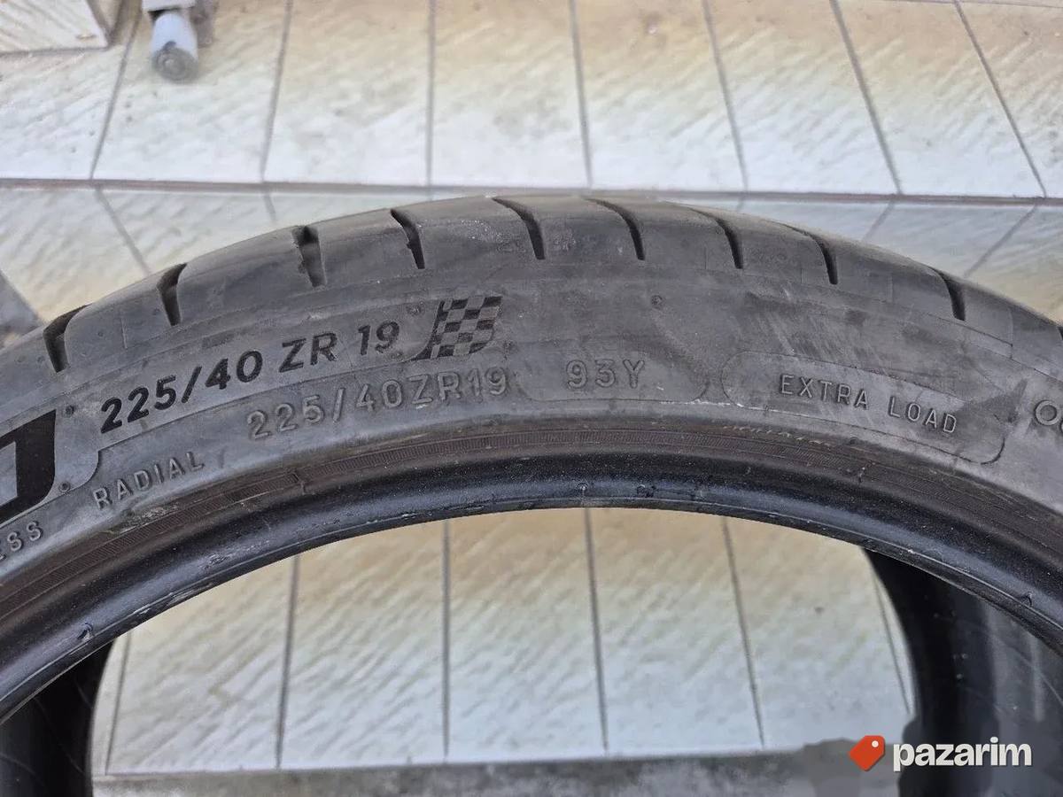 Dve odlicne letnje gume 19 ke MICHELIN 225-40/19 Dot 5022. Š 1