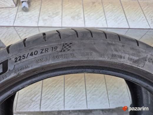 Dve odlicne letnje gume 19 ke MICHELIN 225-40/19 Dot 5022. Š