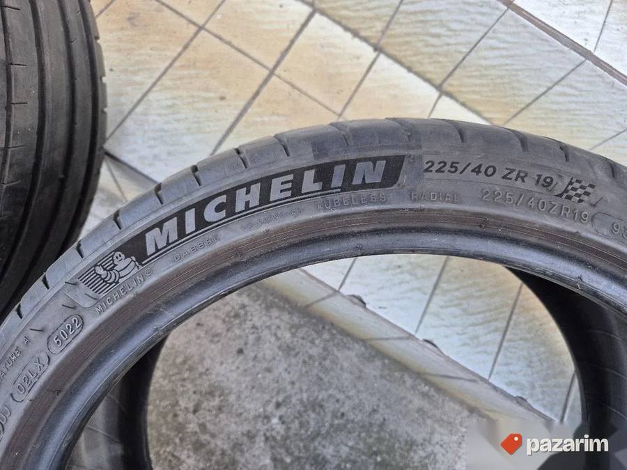 Dve odlicne letnje gume 19 ke MICHELIN 225-40/19 Dot 5022. Š 2