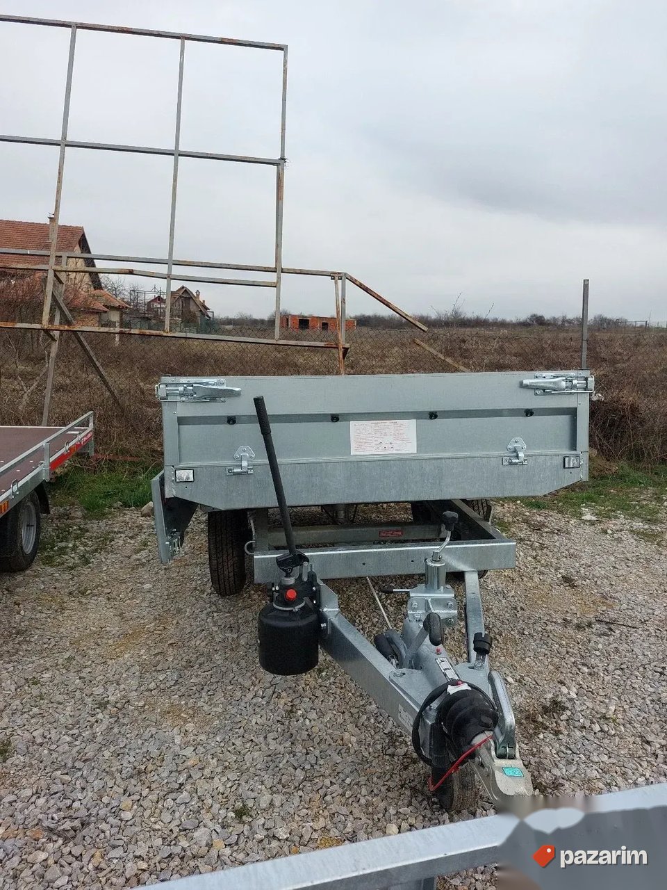 Prikolica Trigano sa hidraulicnim kipom 39560 3