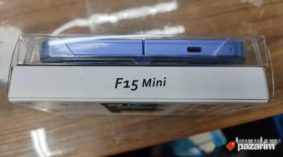 Z Flip F15 je kompaktan preklopni telefon 3