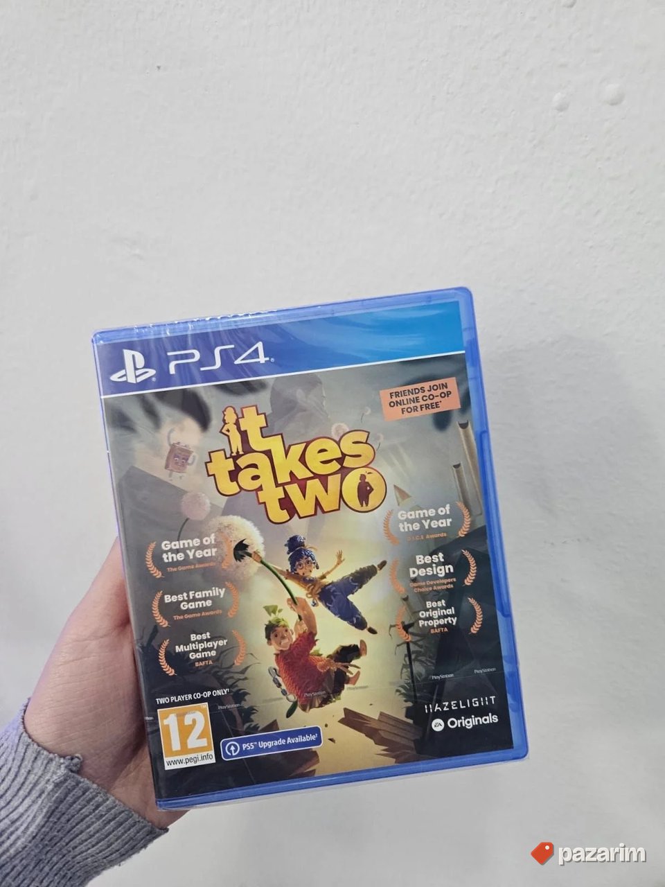 It takes two ps4 disk NOVO 1