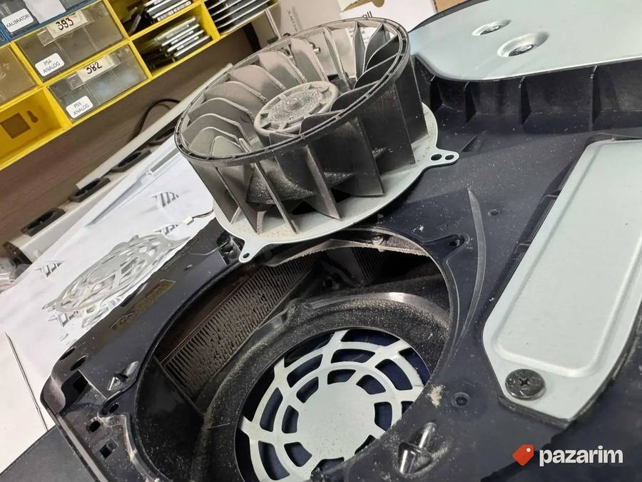 Čišćenje i zamena termalne paste/tečnog metala Sony 5 / PS5 3