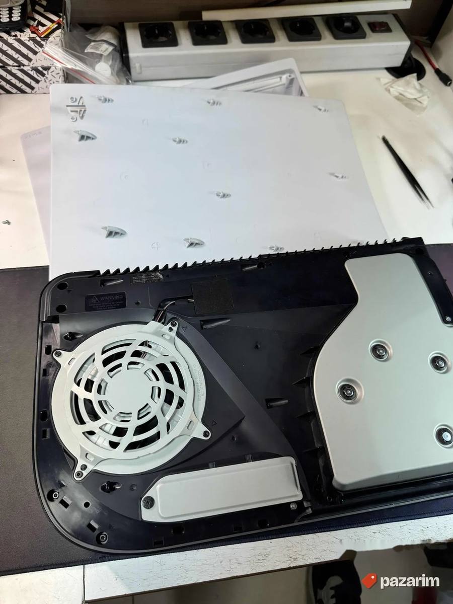 Čišćenje i zamena termalne paste/tečnog metala Sony 5 / PS5 7