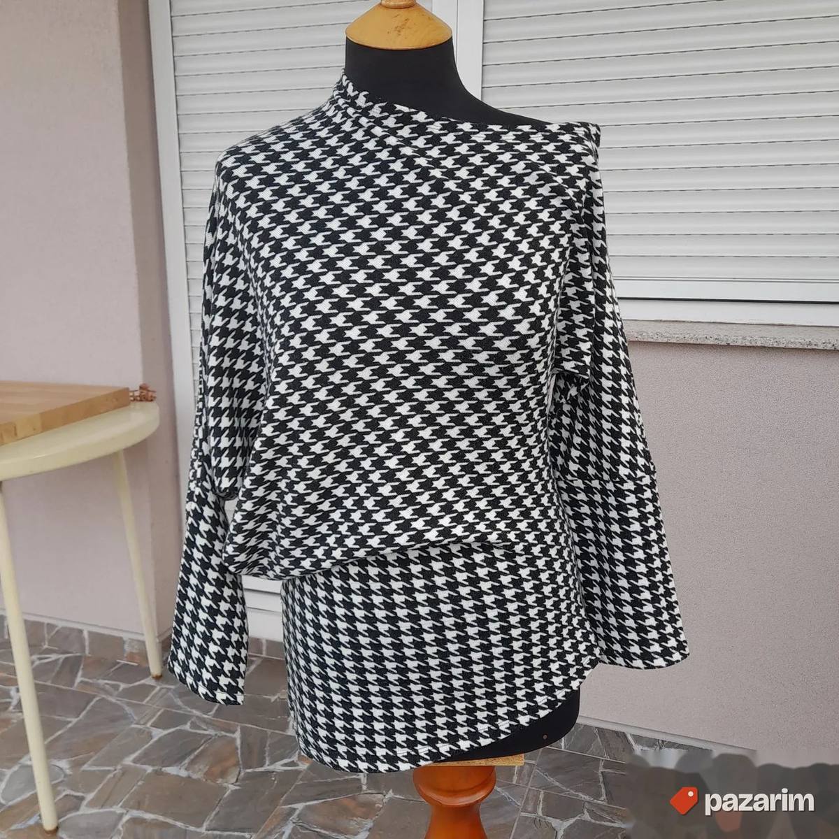 Crno-bež asimetrična bluza u žakar radu S 1