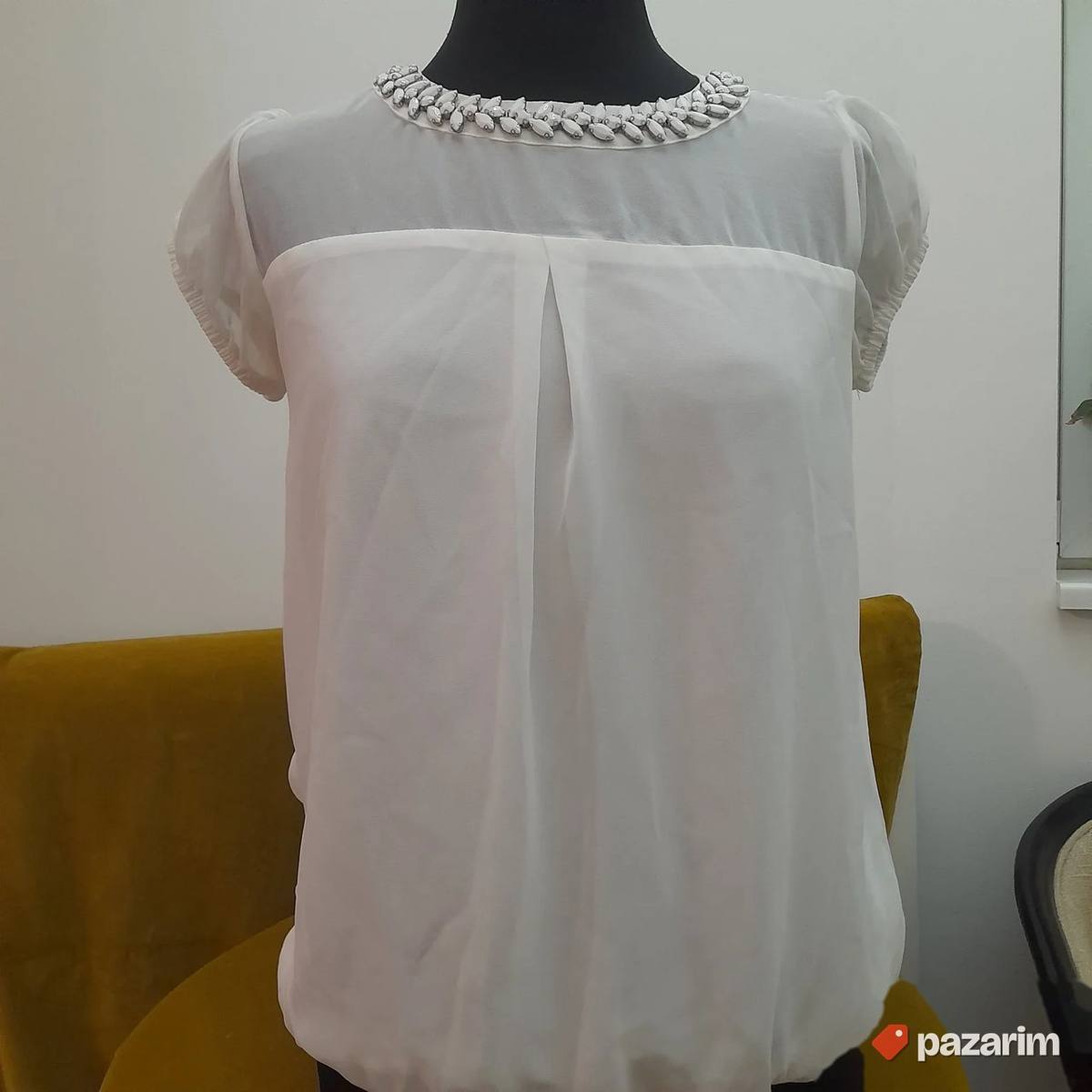 Bež bluza sa ukrasnom kragnom vel M 1