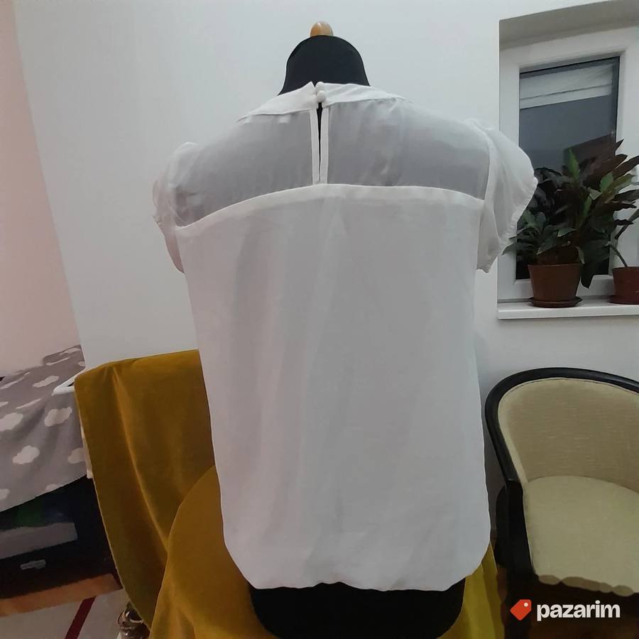 Bež bluza sa ukrasnom kragnom vel M 4