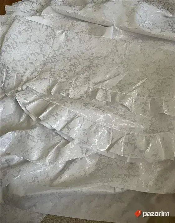 Ukrasni satenski prekrivač i drapere u beloj boji 6