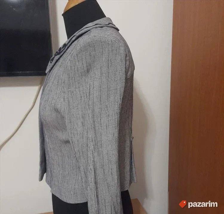 Kraći ženski sako vel m 5