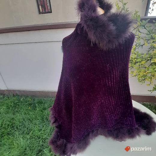 Ručno rađeni pončo sa ukrasmim perjem