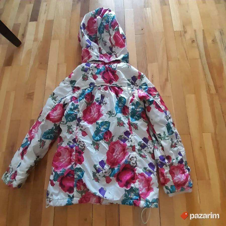 Cvetna jakna za devojčicu uzrasta 5 god 2