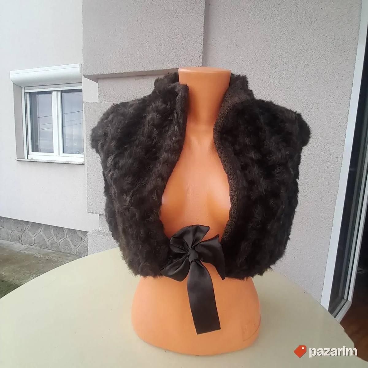 Kraći ženski prsluk od eko krzna vel 40 1
