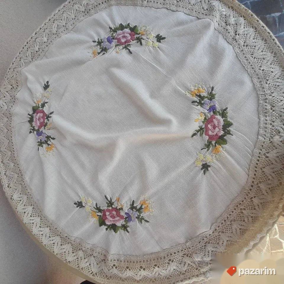 Okrugli veženi stolnjak sa čipkom 1