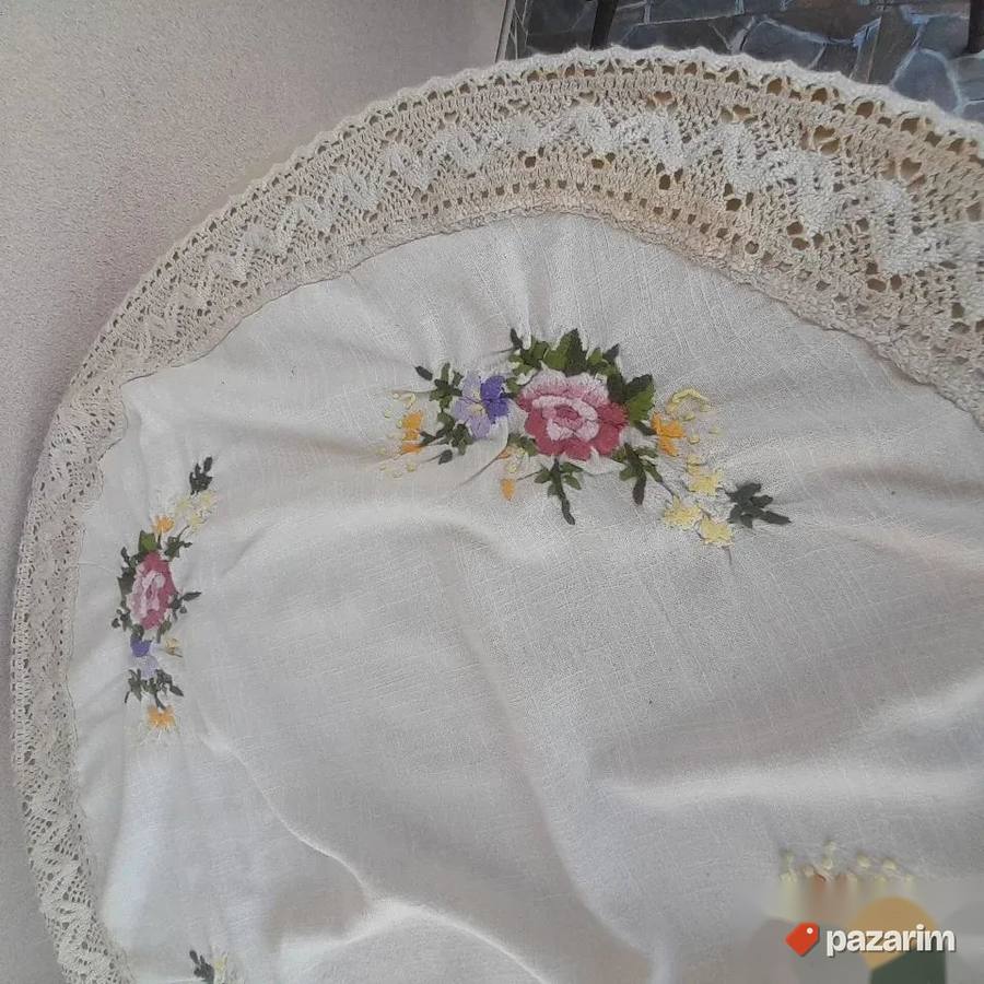 Okrugli veženi stolnjak sa čipkom 4